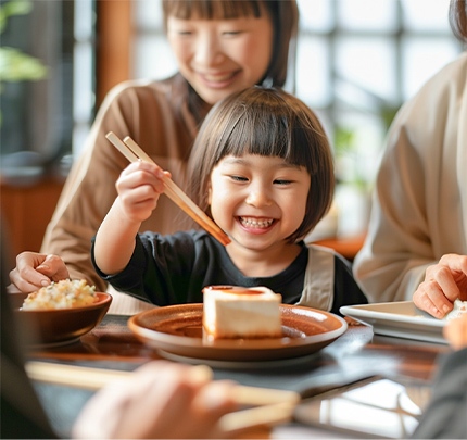 豆腐を食べる家族の画像